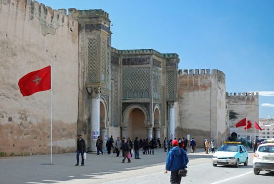 Marokko - Meknès - Poort Bab Mansour met stadsmuur Marokko - Meknès - Poort Bab Mansour met stadsmuur